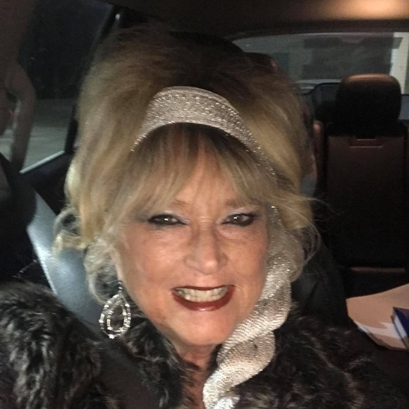 Poshmark profile picture for @downtown